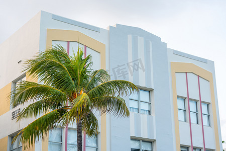 迈阿密摄影照片_美国佛罗里达州迈阿密南海滩海洋大道上典型的色彩缤纷的装饰艺术建筑与热带棕榈树的特写