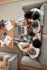 在家里的沙发上使用笔记本电脑与孩子、父母和祖父母进行家庭、儿童和视频通话。