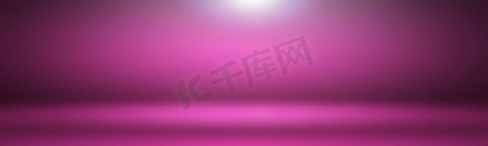 空横幅摄影照片_工作室背景概念-产品的抽象空光渐变紫色工作室背景。