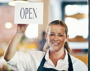 咖啡馆老板开设她的新创业公司、商店或欢迎顾客光顾餐厅。