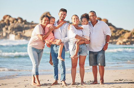 免费建立摄影照片_幸福的家庭、肖像和海滩暑假，与幸福的人们在海洋旅行中建立联系。
