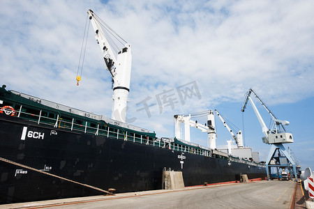 航运、物流和供应链，船舶在港口进行货运和货物运输。