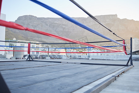 城市的户外、运动和空拳击场，为运动员或拳击手举行摔跤比赛。