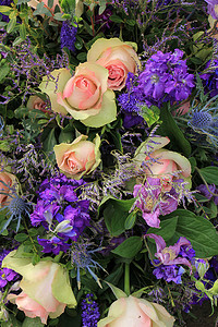 混合插花：粉红色和紫蓝色的婚礼花