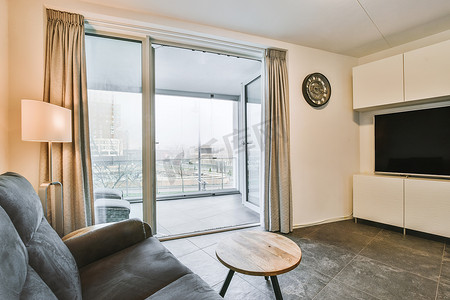 公寓采用开放式设计，设有小客厅