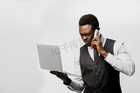 有影响力的非洲导演通过电话讲话并向笔记本电脑致敬。