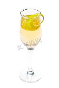 玻璃杯中的黄色鸡尾酒加柠檬味