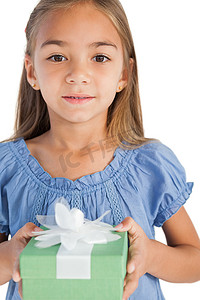 一个微笑的小女孩拿着包装好的礼物的肖像