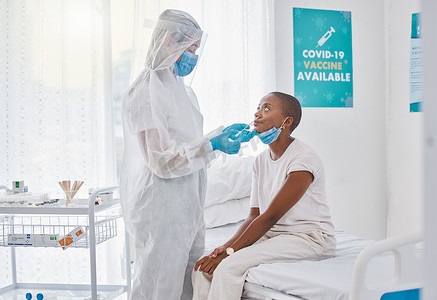 在配有检测设备的病房内对 covid 患者进行电晕病毒鼻拭子。