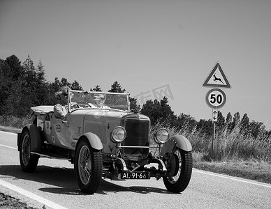 cam摄影照片_SUNBEAM 3 LITER TWIN CAM SUPER SPORT 1926 在拉力赛 Mille Miglia 2022 的一辆旧赛车上，著名的意大利历史比赛（1927-1957