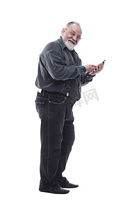 微笑的老人在他的智能手机上打字，被白色隔离