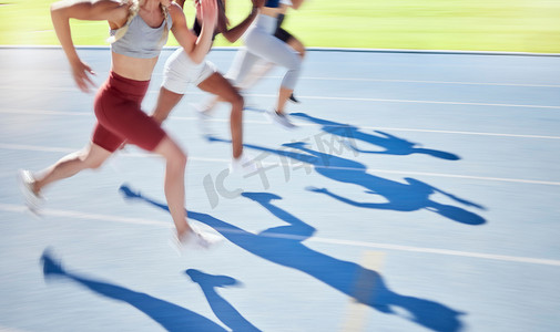 运动员在跑道上一起奔跑和比赛的影子。