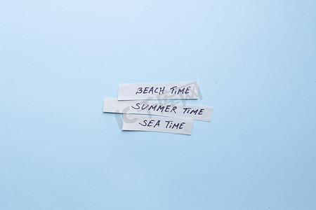 假期旅游海报摄影照片_它的夏季时间概念，一个带有铭文的标志。