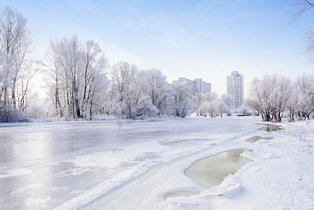 雪冰水摄影照片_第聂伯河上的冰水、雪和冰