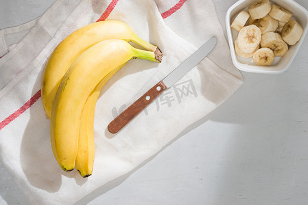 木制背景中碗里的切片香蕉