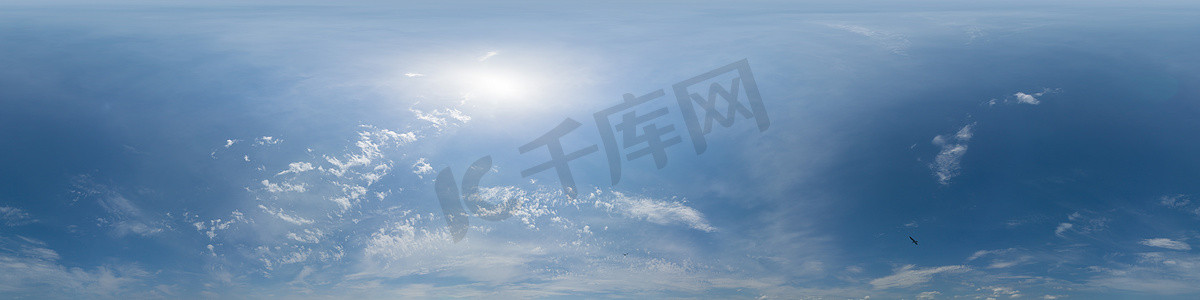 度度摄影照片_蓝色夏日天空全景与轻卷云。 