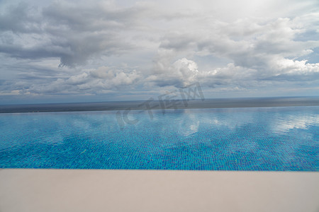 无边泳池，在天空和云彩的背景下，可以欣赏到大海和海洋的景色。
