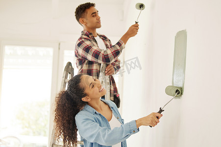与一对夫妇一起在房间里进行 DIY 绘画、爱情和翻新，以改善和改造他们的家。