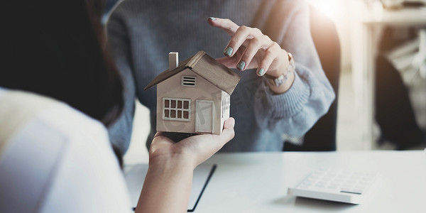 购买房屋和土地的房地产经纪人在同意签订购房协议后将房屋交付给客户。