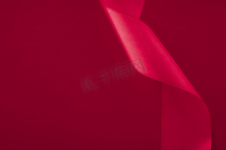 粉红色背景上的抽象卷曲丝带、假日销售产品促销的独家奢侈品牌设计和魅力艺术邀请卡背景