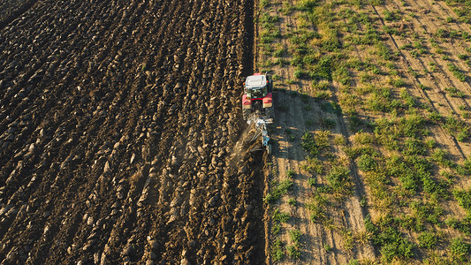 耕地面积摄影照片_意大利莫尼切利 — 2022年9月拖拉机在田里耕地