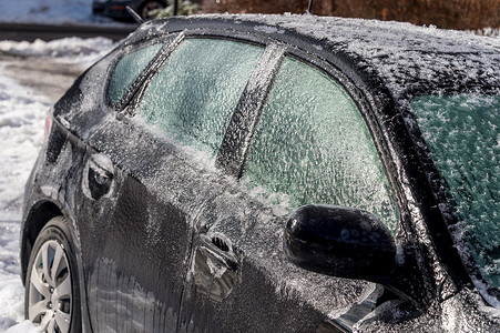 蒙特利尔冻雨后汽车被厚厚的冰覆盖，