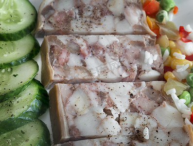 肉类开胃菜：猪肚，里面塞满了肉和猪油。