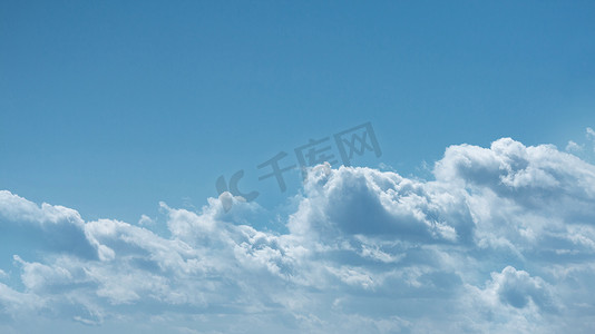 夏季蓝天，浅蓝色背景上有云的渐变