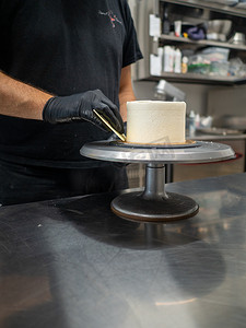 厨师蛋糕用抹刀和餐具平滑磨砂蛋糕与奶油