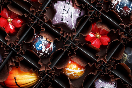 一套色彩缤纷的独家手工巧克力包装。