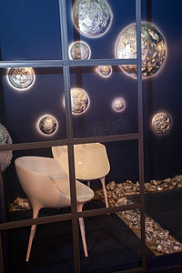 靠近墙壁的白色创意椅子的内部视图，带有闪亮的装饰行星