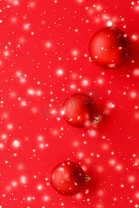 红色小雪花摄影照片_红色背景的圣诞小玩意，雪花闪闪发亮，豪华寒假卡