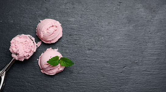 黑色石板上的粉色冰淇淋球，顶视图