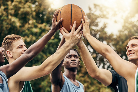 培训支持摄影照片_篮球运动员的训练、朋友和社区支持紧密相连，以支持运动目标和愿景。
