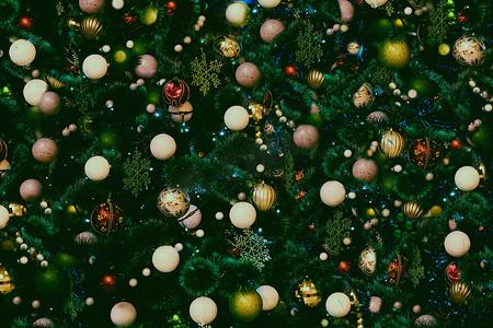 新年喜庆海报背景摄影照片_背景是新年玩具和圣诞树的树枝