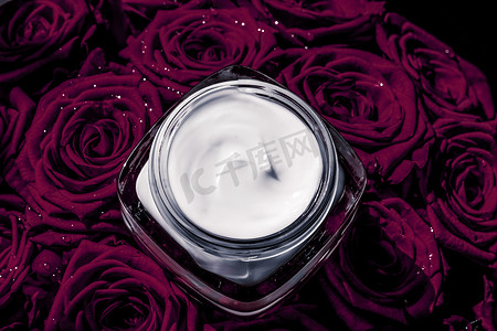面霜皮肤保湿霜和深紫色花朵，以花卉背景为美容品牌假日平面设计的豪华护肤化妆品