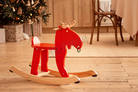 摇晃的树摄影照片_在喜庆的圣诞厨房里摇晃红马