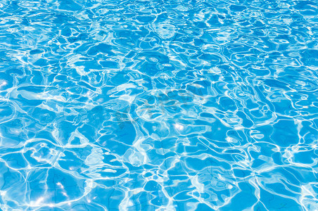 透明水波纹摄影照片_游泳池中蓝色波纹水