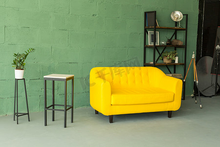 带舒适黄色沙发的时尚客厅内饰