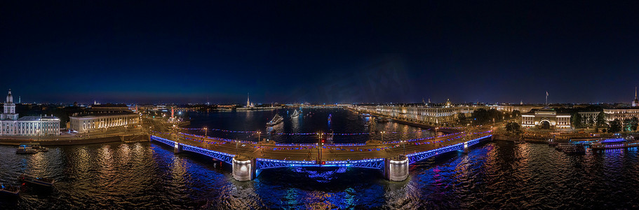 俄罗斯海军节庆祝活动的夜景，建筑物、军舰和吊桥的夜间照明如画，许多人在没有汽车交通的情况下行走