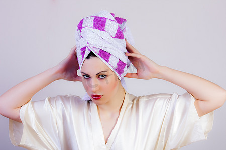 有魅力的女人头上戴着毛巾