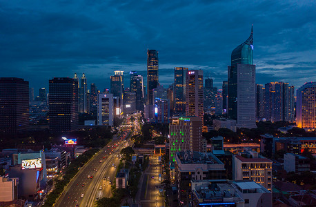 2021摄影照片_2021 年夜间印度尼西亚雅加达高层建筑城市景观