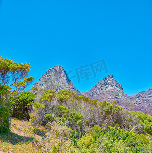 南非开普敦十二使徒山的风景山景，蓝天和复制空间。