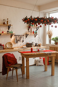大气圣诞红色摄影照片_厨房以带有红色调的圣诞风格装饰。