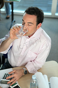 男人在工作时喝水