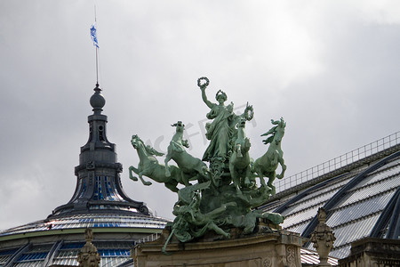 位于法国巴黎大皇宫旁边的美丽雕像