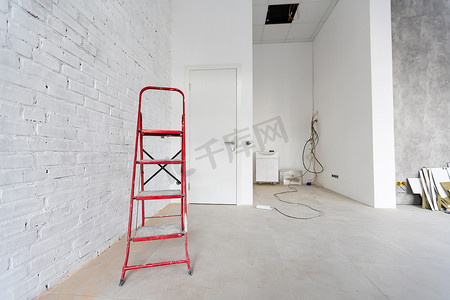 白色背景上的白色楼梯，带有空间的副本。