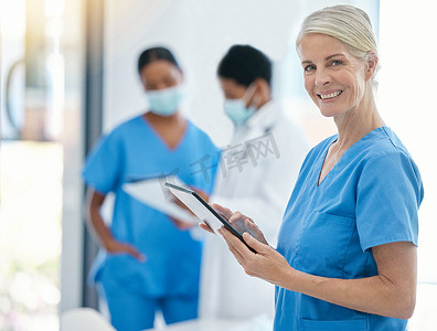 医生、微笑和医疗保健专业人员在平板电脑上记录在医院大楼工作的患者记录。