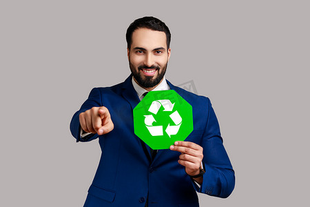 乐观的人举着绿色回收标志，节约环境，生态理念，指着相机