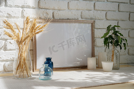 白背景图片摄影照片_白桌花瓶中带框架和干花的模型